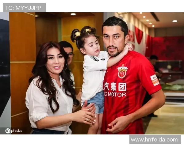 足球明星温馨时刻亲自为女儿扎辫子展现父爱与柔情的完美结合