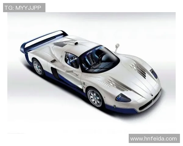 足球明星驾豪车训练展现奢华生活与职业追求的完美结合